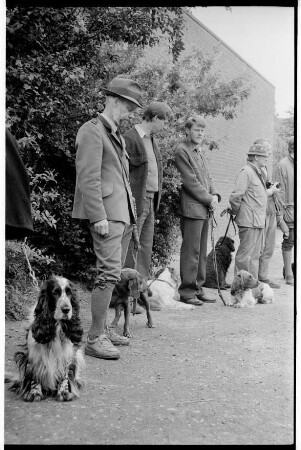 Hegering Trittau: Campeschule: Schulhof: Jäger mit Hunden in Reihe: hinten Turnhalle