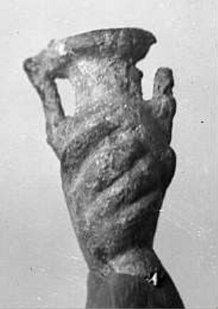 Hand, die einen Krug hält