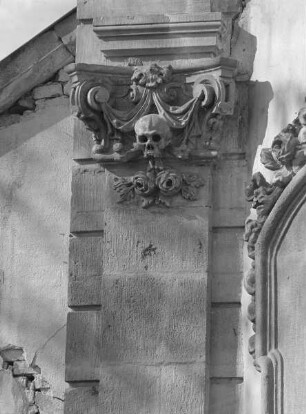 Linkes Kapitell mit Totenkopf