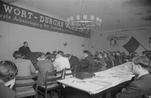 1. Arbeitstagung der Jugendredakteure "Die Tat ins Wort - durchs Wort zur Tat" im Haus der Jugend : Blick auf die Jungredakteure während einer Rede von Albert Norden