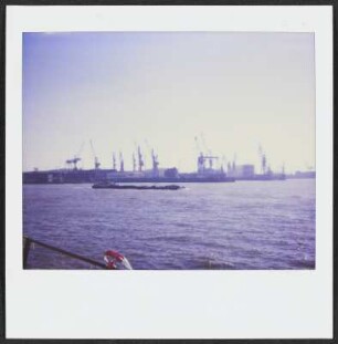 Blick auf den Hamburger Hafen an der Elbe