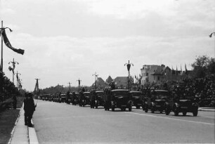 Bukarest: Vorbeimarsch Motorisierte Kolonnen