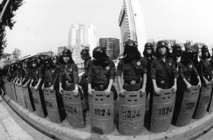 Polizeiaufmarsch in Seoul : Seoul, Süd-Korea 1988, Polizisten sichern eine Demonstration im Stadtzentrum