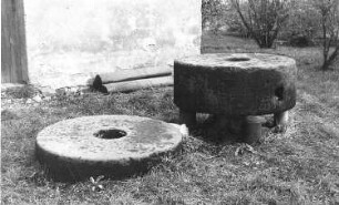Dresden-Gönnsdorf. Mühlsteine