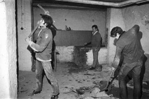 Umbau der ehemaligen "Flamingo"-Bar in der Kaiserstraße 91 zu einem Jugendclub durch Jugendliche und den Sozialarbeiter Volker Dehn