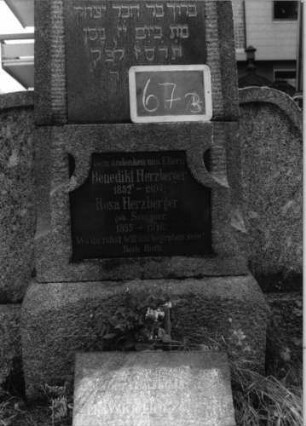 Grabstein 67 (Index: 100081436) Zustand: zerbrochen Maße HxBxT: 220x200x30 cm: Grabstein 67B