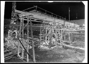 Staustufe Limbach. Wehrbaugrube "L" mit Transportbrücke gegen Oberwasser. Standpunkt: Baugrubenumschließung. Schweinfurter Pegel = 29 cm.