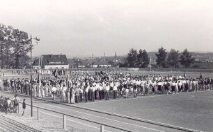 Sportfest "Das grosse Spiel" am 13.07.1957 auf dem Jahnsportplatz. Detmold. Lagesche Str. Papierabzug