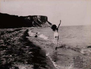 Hiddensee : Hiddensee. Am Strand laufender weiblicher Akt