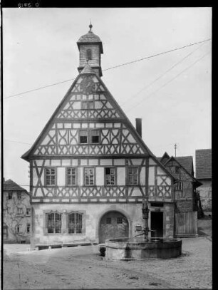 Külsheim Rathaus mit Rathausbrunnen (1573)