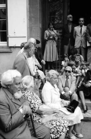 31. Tagung 1981 (29.6.-3.7.) Mediziner; Gruppe der Nobelpreisträger bei der Verabschiedung vor dem Schloss: sitzend: Konrad Lorenz, Frau v. Hayek, Lady Katz, Severo Ochoa, Bernadotte-Kinder; stehend Sir Bernard Katz, im Portal: Gräfin Sonja Bernadotte, Graf Lennart Bernadotte, Werner Arber