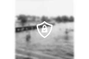 Badeanstalt: am Herrenteich: Badesteg, am Ende Badegäste: Schwimmkette: Kinder im Wasser, zwei Jungen im Gespräch: im Hintergrund Ostufer