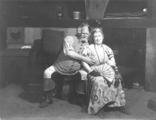 Die lustigen Weiber von Windsor. Schauspiel von William Shakespeare nach der Übersetzung von Baudissin. Staatsschauspiel Dresden, Dresdner Erstaufführung 03.10.1929 mit Musik von Arthur Chitz : Walther Kottenkamp als Falstaff und Stella David als Frau Hurtig