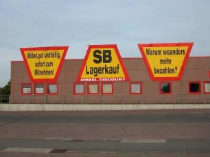 Aschersleben - Aggressive Möbelwerbung : Aggressive Möbelwerbung. Aufgenommen am 30. Mai 2004 in Aschersleben