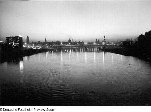 Dresden. Blick von der Albertbrücke über die Elbe nach Westen zur Altstadt