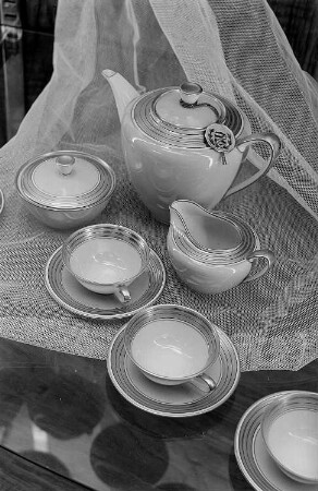 Präsentation von Porzellan, Kaffeeservice mit Goldrand