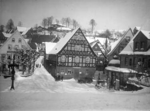 Hohnstein. Marktplatz mit Apotheke und Fremdenvermittlung. Blick vom Burgtor