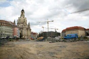 Dresden-Altstadt. Bauarbeiten auf dem Neumarkt. Blick zur Frauenkirche