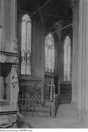 Schwerin. Dom, Nordkapelle am Chor mit Karyatide vom Grabmal für Herzog Christoph (gest. 1592)