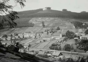 Manebach, Ortsansicht : Manebach. Ortsansicht mit Dorfkirche. Blick von Osten über das Ilmtal zum Bundschildskopf (786 m)