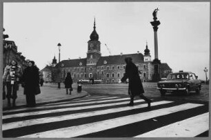 Passanten auf dem Platz vor dem Schloss, Warschau
