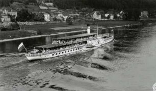 Personen-Seitenraddampfer "Leipzig" (1929; Werft Dresden-Laubegast) in Fahrt auf der Elbe : Bad Schandau. Personen-Seitenraddampfer "Leipzig" (1929; Werft Dresden-Laubegast) in Fahrt auf der Elbe. Ansicht von hinten rechts (Steuerbordseite)
