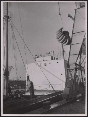Schiff am Überseehafen Bremen