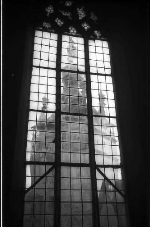 Schässburg (Sighisoara): Durch Gotisches Fenster auf Stundturm