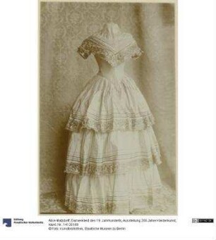 Damenkleid des 19. Jahrhunderts, Ausstellung 200 Jahre Kleiderkunst