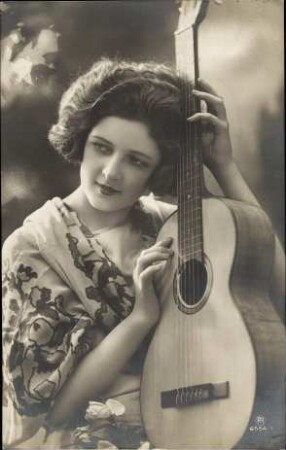 [Frau mit Gitarre]