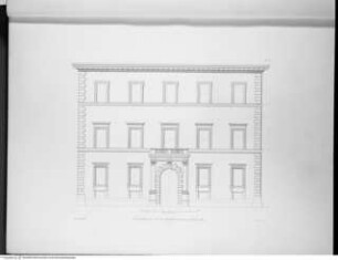 Édifices de Rome moderne ou Recueil des palais, maisons, églises, couvents et autres monuments publics et particuliers les plus remarquables de la ville de Rome / dessinés et mesurés et publiés par Pl. Le Tarouilly. 2. Teil, 1. Band., Tafel 16: Palazzo Verospi, Via del Corso, Fassade