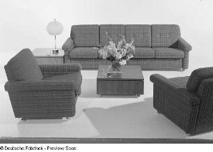 Couchtisch : Sitzgruppe (1972; Sächsische Sitzmöbelwerkstätten Waldheim) mit Couchtisch und Beistelltisch mit Tischlampe