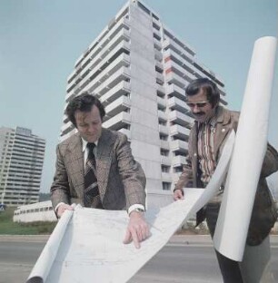 Siegfried Steiger (Gründer der Björn-Steiger Stiftung) und ein Mitarbeiter, vor einem von Siegfried Steiger entworfenen Hochhauses