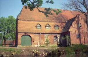 Gut Jersbek: Allee 6: Kuhhaus: Teilansicht: Blick von Westen: Traufseite: davor Wassergraben