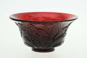 Rote Schale mit Blumen