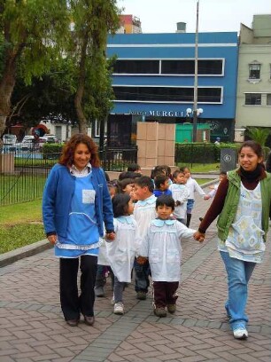 Lima - Miraflores - Gruppe von Kleinstkindern im Park : Kleinstkinder werden von zwei Erzieherinnen durch einen Park geführt. Aufgenommen am 8. September 2011 im Vorort Miraflores am Pazifik