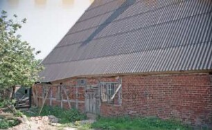 Freestot 10: Bauernhaus: Teilansicht: Traufseite Wirtschaftstrakt mit Blechdach, verfallen
