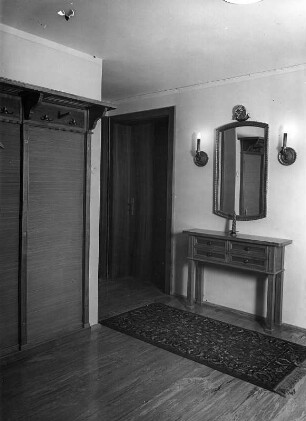 Möbel. Garderobenmöbel (um 1950)