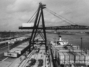 Bremerhaven: Containerschiff am Kai