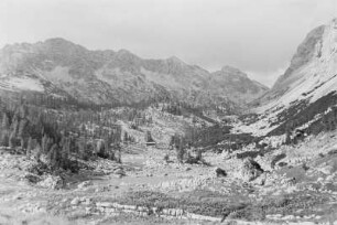 Geröll : Geröllablagerungen am Fuße eines Berges.