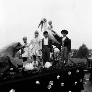 Karpfenfest: Umzug: vier Kinder auf Festwagen, Storch mit Babypuppe auf Rücken, Frosch, 8. Oktober 1961