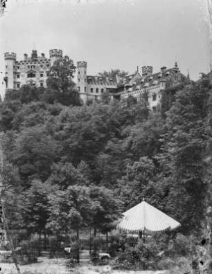 Schloss Hohenschwangau : Blick zum Schloss Hohenschwangau von der Alpseestraße aus. Teilansicht von Südosten