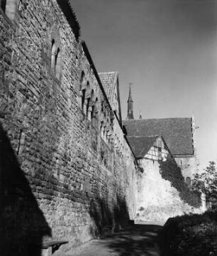 Bad Wimpfen. Kaiserpfalz (um 1200 und nach 1848). Palas. Nordseite. Ansicht mit Steinhaus (im Hintergrund)