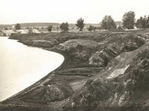 Oberlausitzer Niederung. Braunkohlengrube Olba bei Kleinsaubernitz. Am Ufer der ersoffenen Braunkohlengrube (heute: Olbasee)