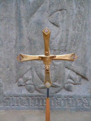 Strängnäs - im Innenraum des evangelischen Domes : Modernes Kreuz vor einer historischen Grabplatte, aufgenommen im Innenraum des Domes von Strängnäs am 23. Juli 2012