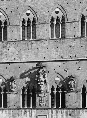 Fenster am Palazzo Pubblico in Siena