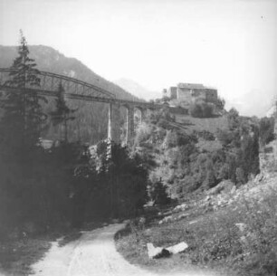 Österreich. Tirol. Trisannabrücke (Eisenbahnbrücke) (1883-1884) für die Arlbergbahn. Teilansicht mit Schloss Wiesberg