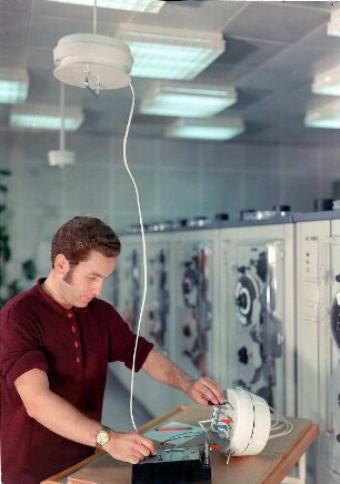 Facharbeiter für Datenverarbeitung (Techniker) beim Messen einer elektrischen Größe : VEB RFT Messelektronik "Otto Schön" Dresden. Rechenzentrum. Facharbeiter für Datenverarbeitung (Techniker) beim Messen einer elektrischen Größe