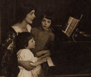 Frau Muthesius und Kinder