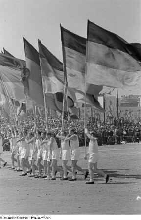 Sportlerparade auf dem Marx-Engels-Platz (heute: Schlossplatz)